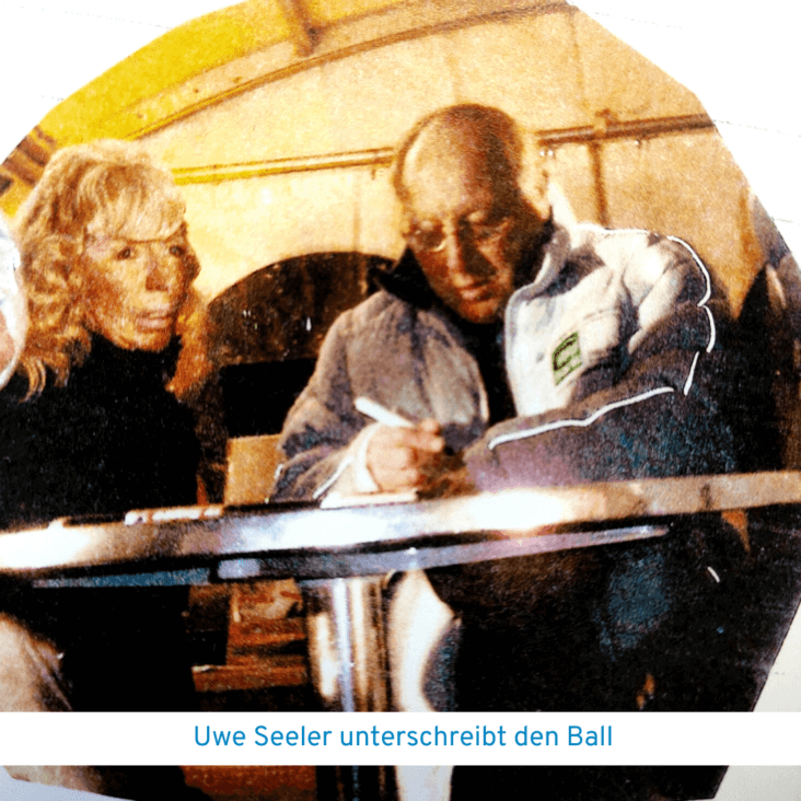 Uwe Seeler unterschreibt den WM-Ball