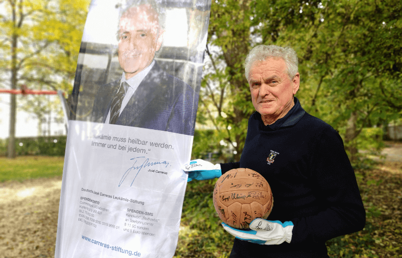 Sepp Maier mit dem WM-Ball