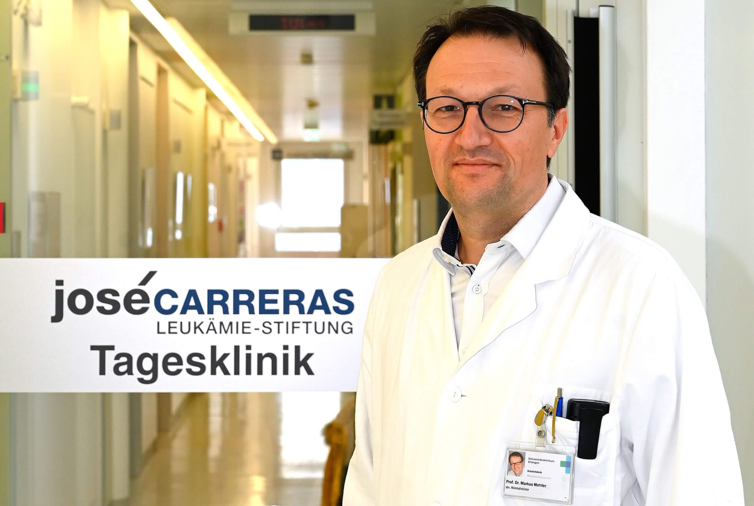 Prof. Dr. Metzler vor der José Carreras Tagesklinik in Erlangen
