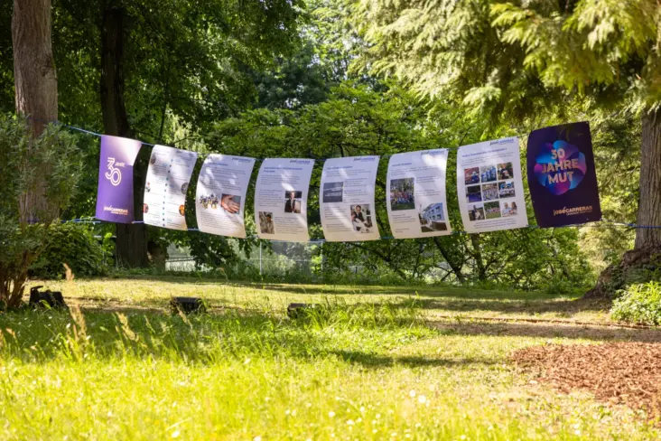 Posterausstellung über die Arbeit der Stiftung