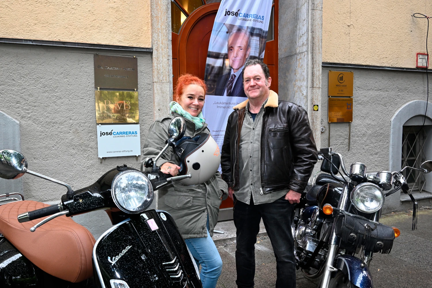 Unterstützerin Julia Schröder Pröbe und Schauspieler Jürgen Tonkel vor dem Hauptsitz der José Carreras Leukämie-Stiftung in München