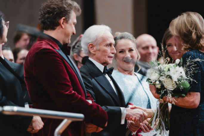 Schirmherrin Ursula Prinzessin von Bayern begrüßt José Carreras.